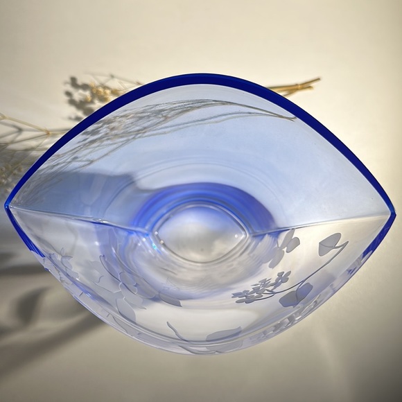 Vintage Mikasa Blue & Clear Glass Vase with Floral Etchings - Picture 8 of 9